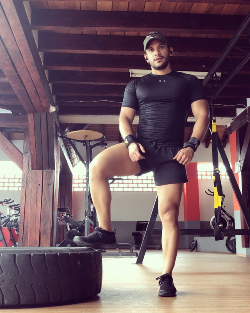 lyon8668:  Ohhh! HELLOOOO EVERYONE 👋🏼😬!!! Has anyone missed me !? Hahaha I don’t think so… 😭 hehe well #keepMoving #KeepGrowing #KeepFocus  (en Buga, Valle del Cauca)