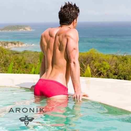 aronikswim:  #Summer isn’t over yet, enjoy!www.aronikswim.com Photo by @davd 