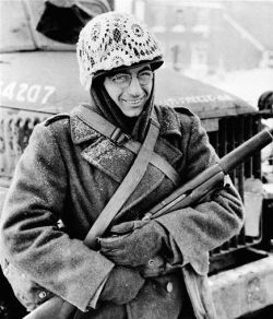 un-cerebro-hambriento:  ¿Sabías que…Durante la Batalla de las Ardenas (diciembre 1944), los soldados aliados decoraron sus cascos con cortinas de encaje, después de darse cuenta que proporcionaba un excelente camuflaje en la nieve?
