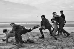 fatifer:  Jeux de Plage, Arthur Gosse, Alexander Beck, Bo Develius, Ben Allen, Nathan Saignes and Tom Webb, lensed by Jean-Baptiste Mondino and styled by Serge Girardi for the latest issue of Numéro Homme magazine. 