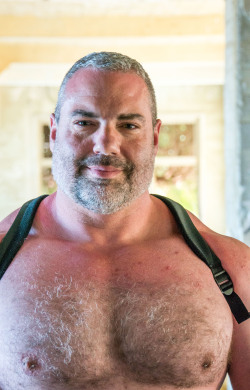 noodlesandbeef:  I’m about chest-level with Chuck pup.  Its nice.