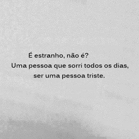 FRASES TUMBLR 🦄❤ on X: Sorria mesmo triste, ninguém precisa saber das  suas dores, vc pode ser forte sozinho! #tumblr #frases   / X