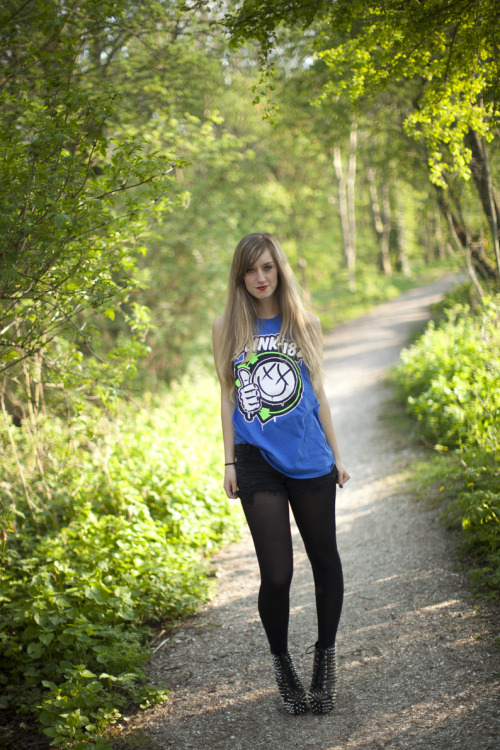 (via ROCK N ROLLERR / STYLE AND FASHION BLOG: BLUE BLINK 182 SHIRT &amp; ALL OVER SPIKE LITAS)