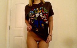 nerdygirlsnaked:  Flashing her Princess Peach