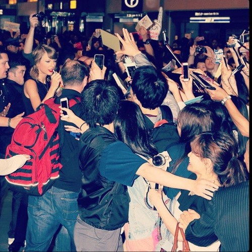 taylorswift:A very low key arrival in Tokyo…#1989WorldTour