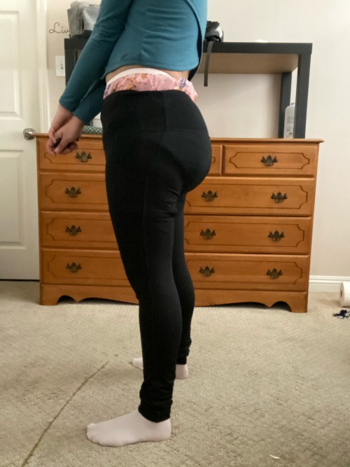 daddys-diaper-slut:Daddy promised that no one could see my diaper when I go the gym, but something tells me he might be lying… 
