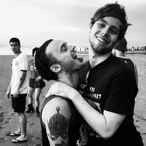 irxwiin:I wanna have a relationship with luke.I’m a fucking single-pringle @5sos-official