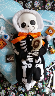 theslowesthnery: i sewed my tiny bone son a little skeleton onesie in honor of halloween! it’s very soft, warm (which is perfect because it’s getting colder and colder) and comfy, perfect for little lazybones to lounge around and eat halloween candy