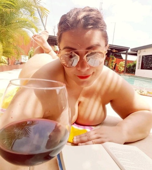 londonandrews:Best way to read a good book: Hot Florida sunshine, cold pool, naked bod, glass of red
