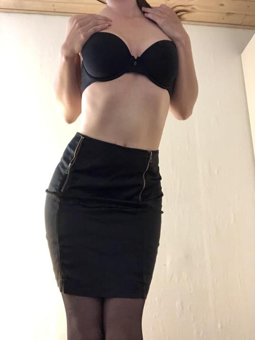 My tight skirt 🖤