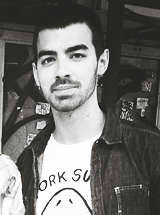 thejonasnetwork:  Joe and Nick out and about with fans in NYC today [8/23] 