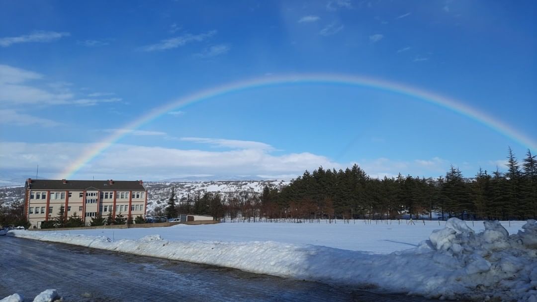 Bir yağmur yağar. 🌧️
Ardından bir güneş açar ☀️
Sonrasında gökyüzünden yer yüzüne gökkuşağı 🌈 köprüsü kurulur.
Bugün Ahırlı nöbeti bende, Ahırlı ilcemizden. Selamlar 😊🙋
.
.
#yakupcetincom #Ahirli #gezgininrotasi #siristat #isauria #Konya (Ahırlı...