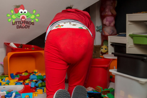 littlefroganddaddy: … the next morning, I couldn´t finish building my lego zoo, because I fell asleep yesterday. So I have to continue today. But unfortunately I was interrupted again, because Daddy said, I would need a fresh diaper. 