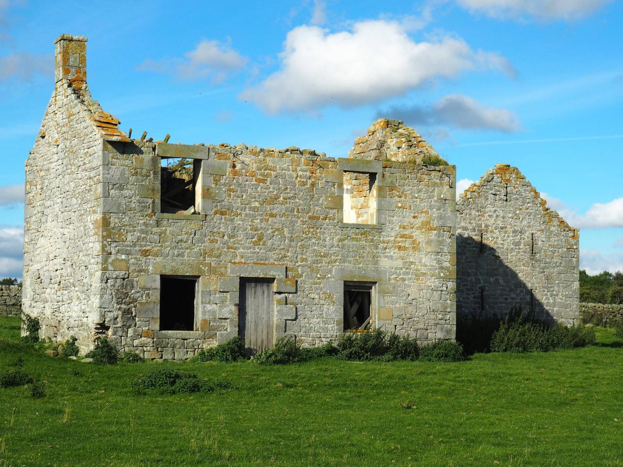 abandonedandurbex:  Old Abandoned Cottage in Northumberland Source: http://imgur.com/VBNdJcT