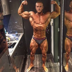 sannong:  bladeyamagishi:  Gareth Tanner   What’s for dinner honey?