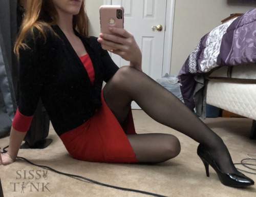 rachaw91:Sissy secretary bored ;) See what’s under this secretaries skirt at: www.patreon.