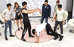 cha-yoni: hakyeon doing handstand push-ups