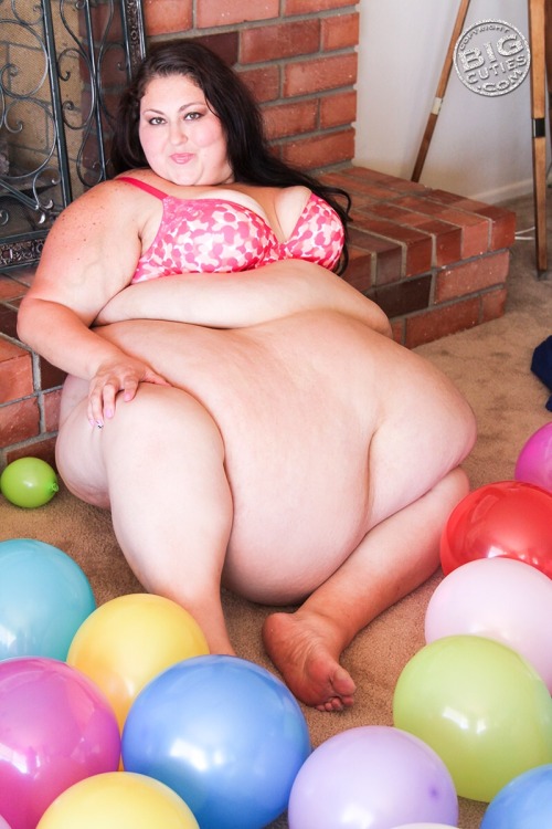 XXX bigcutieellie:  It is a blubbery birthday photo