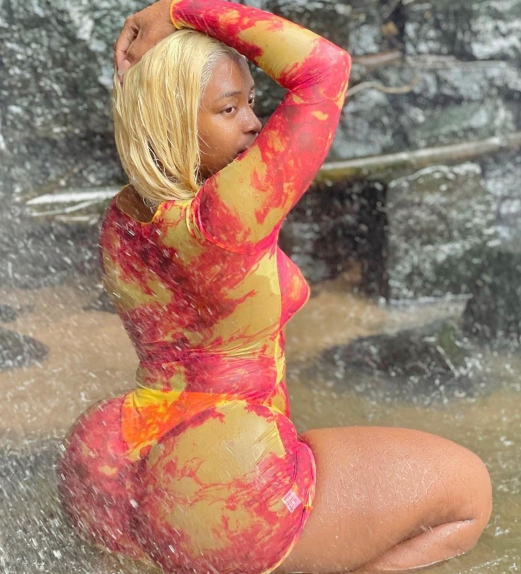 dasco4sho:princejazziedad:DeliciouslySexy Curvy Luscious BootiDelicious Mamita Ms Cindy_Makhathini…… What a Delicious Body on her…… ❤️🤍💜No doubt 