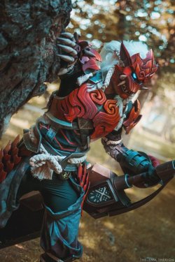 damnwyverngems:  Stalking the prey  Photo by ThelemaTherion   Odogaron Cosplay by MadeOutOfFoam   