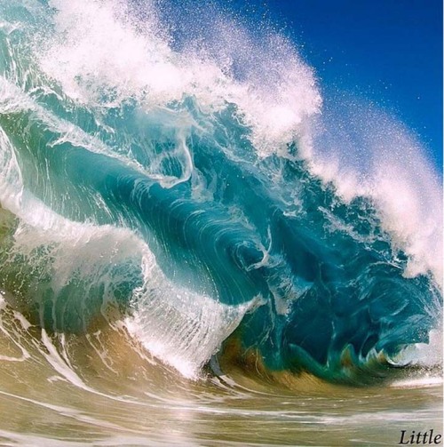 mymodernmet:Photographer Clark Little rushes straight into crashing waves to document the powerful f