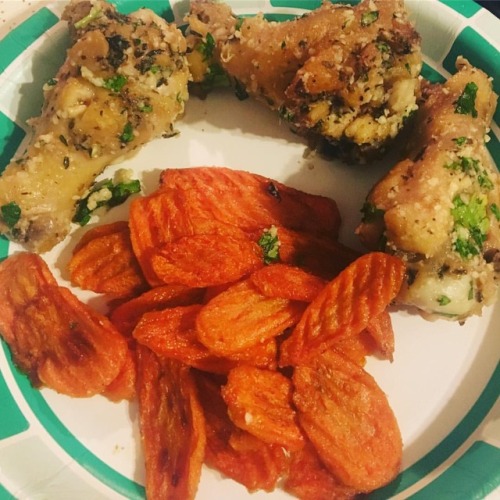 #DINNER for tonight was another recipe from @mealime : Spicy carrot chips and Parmesan garlic chicke