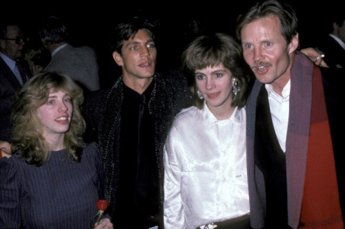 Lisa Roberts, Eric Roberts, Julia Roberts, and Jon Voight attend the premiere of &ldquo;Runaway 