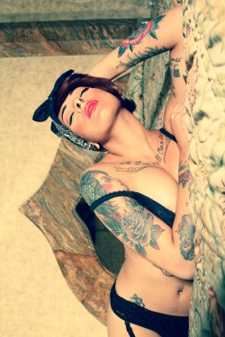 lauranoons:  girls-w-tattoos:  Laura Noons shot by Mike Matos lauranoons.tumblr.com  *thumbs up*