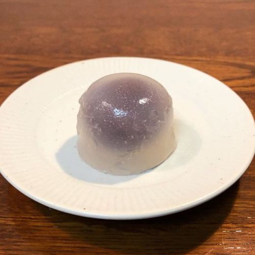 ★ Jul. 25, 2019 Shioyoshi-ken, Kyoto: kuzu-manju (kudzu-‘manju’) ——– Soft strained-type sweet bean p