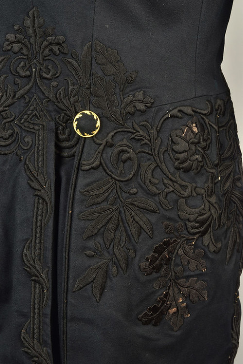 historicaldress:GENTLEMAN’S EMBROIDERED WOOL TAILCOAT, c. 1835Black broadcloth straight-cut front be