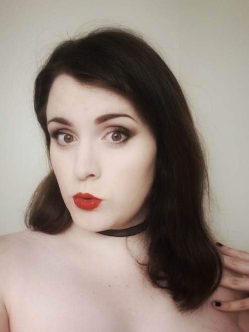imperfect-doll: Better look at my current icon. I really like this one, it just screams pin-up model