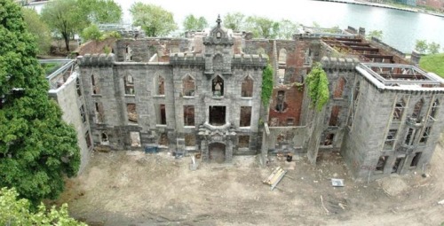 XXX Smallpox-Hospital-Ruins, reportedly haunted photo