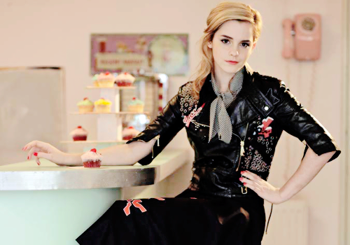 ewatsondaily:  New outtakes of Emma Watson’s Instyle UK photoshoot (2007)