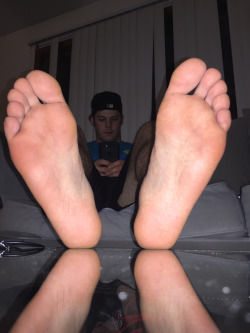 dirtycollegeboyfeet:  footsmeller:Big feet MasterTrueAlpha is about to take a pic of the next sub that’s about to service his post gym smelly feet.
