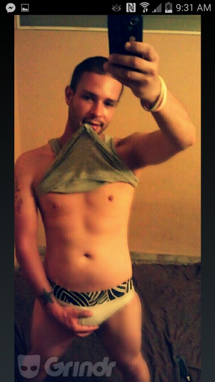 bellaqueopr:  prponce24:  Ella la que no sale de grindr y se hace el santo Alberto trabaja en dennys ponce mentiroso puto le gusta conocer varios machos ala vez y chicha con tipos diferentes cuidao con el yo se porque lo digo   Por favor pero asi hay