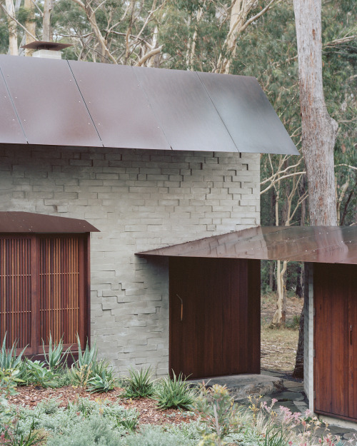 “House at Flat Rock,” Bendalong, Conjola National Park, Australia,Billy Maynard Architect,photos: Ro