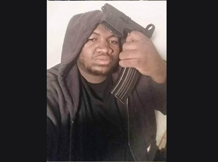 letthegaycommence: catchymemes:     When guns aren’t terrifying they are some of