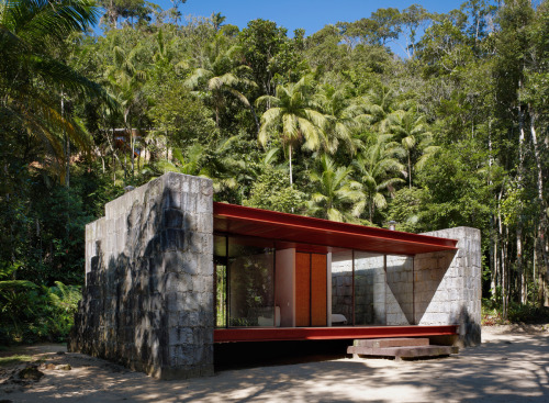 letsbuildahome-fr:  House in Rio Bonito by Carla Juaçaba Four steel beams puncture walls so as to allow a sliver of glazing to wash the interior of the stone walls with diffused light. The visual weight of the rustic stone counters the lightness of