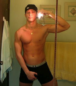 southhallspsu:  jockdays:  hungcollegedick:   I FOLLOW BACK 100%  Hot studs, hung jocks, and thick cocks! http://jockdays.tumblr.com/   This jock can get it…