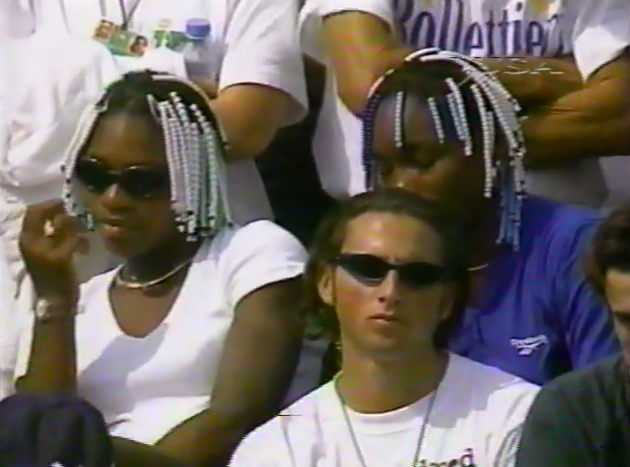 formschon:  Venus and Serena Williams watching the Seles/Hingis semifinal at the