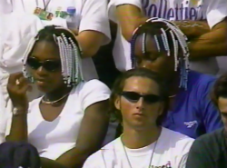 formschon:  Venus and Serena Williams watching the Seles/Hingis semifinal at the 1998 French Open 