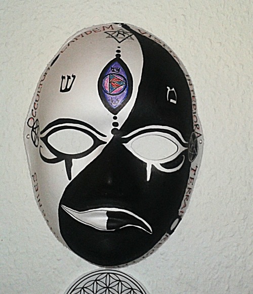 THIS IS A MASK USED FOR CEREMONIAL MAGIC, OR AS PROTECTIVE AMULET CHANNELER OF SACRED ENERGY.THE MAS