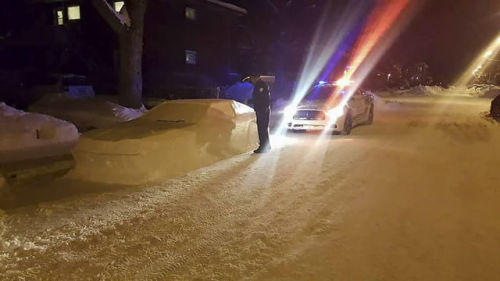 カナダ人「路上に車の雪像を作ったら…パトカーはどんな反応をすると思う？」→なんと駐禁切符を切られる連日の大雪に見舞われているカナダ・ケベック州モントリオール。現地に住むデザイナーの男性は、雪かきをして