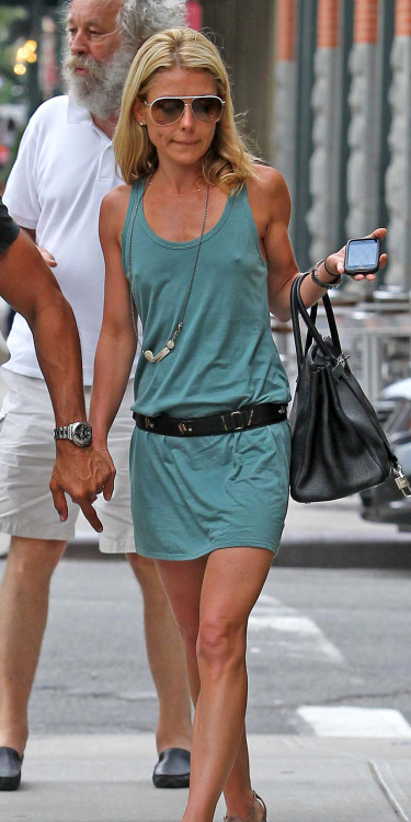 glenpur:  thefleetingglimpse:  Kelly Ripa  Wish all lady’s walked around like this