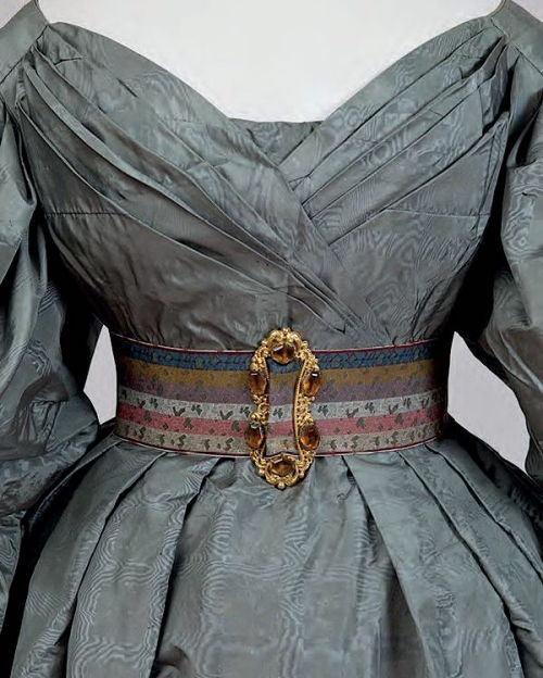 One of the most typical Romantic era fashion details I know of is the big, quadratic belt buckle wom