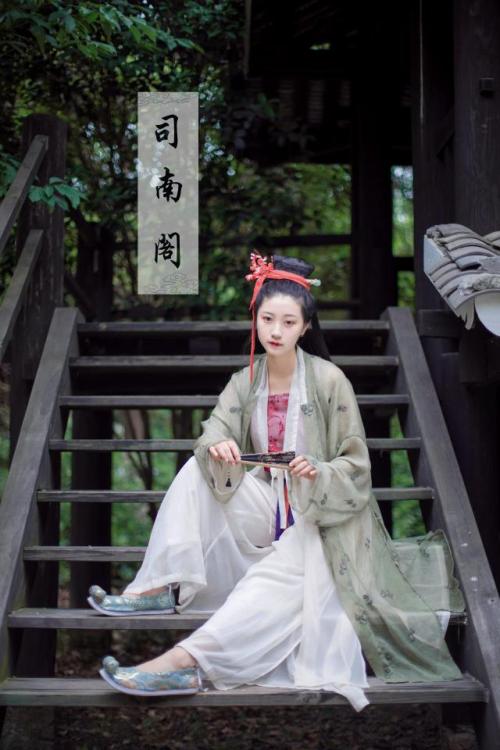 Traditional Chinese hanfu by 司南阁