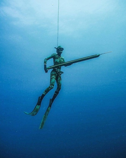 spearfishing-freediving-world: Women of steel By @valentinethomas follow us @spearfish.and.freediv