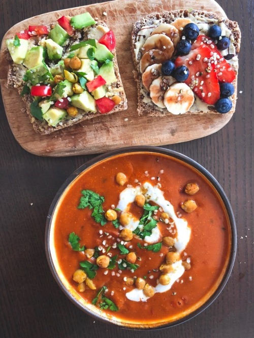 aspoonfuloflissi: Today’s dinner: red lentil soup and whole spelt bread with hummus/avocado/he