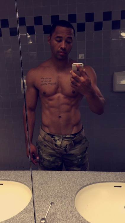 chisel-fitness:  Squeezing in workouts in the middle of the day is my new aesthetic.  Snapchat:dharris1991