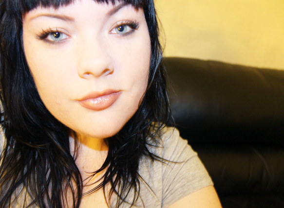 chubby-bunnies:  I’m Mary Beth. I’m 20 years old, and a size US 14/16. :] 